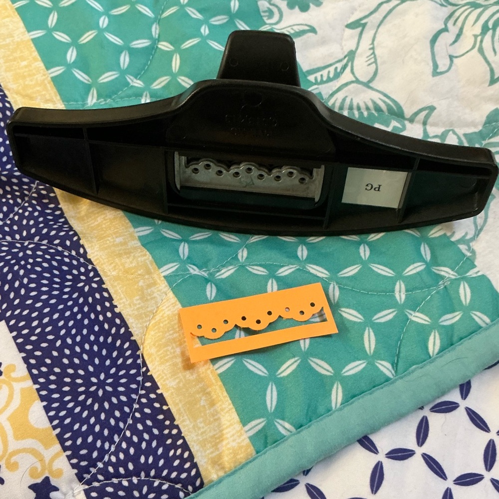 Stampin’ Up! Decorative Eyelit Trim Border Paper Punch - Picture 2 of 2